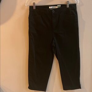 Bill Blass Stretch Black Capris Size 6